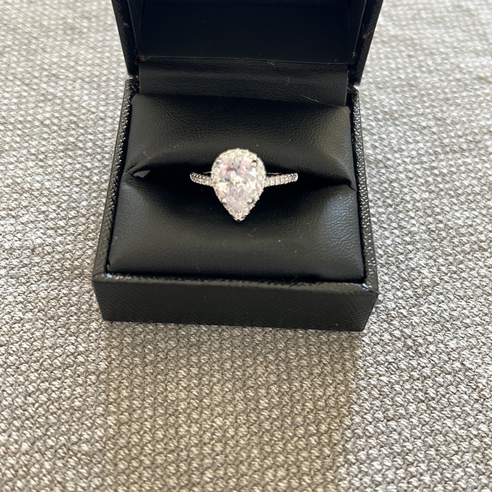 Beautiful ring - Picture 2 of 3